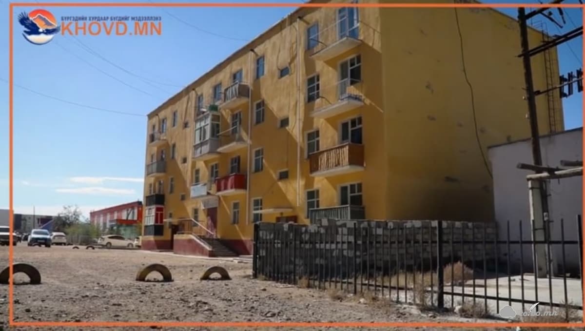“Алтайн мөнгөн орд” ХХК барилгынхаа гадна тохижилтыг орхигдуулсан нь оршин суугчдын санал гомдлыг дагуулж байна.